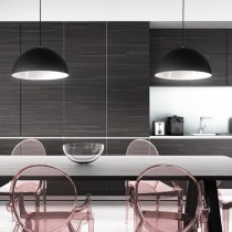 Suspension avec abat-jour en métal noir en duo au-dessus de la table à manger