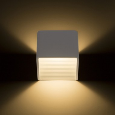 Applique murale cubique blanche rendu allumée vue de dessous