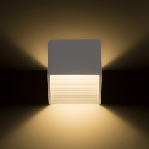 Applique murale cubique blanche rendu allumée vue de dessous