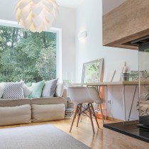 Applique moderne en plâtre fixée au mur du salon