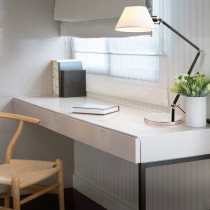 Lampe à poser abat-jour en textile posée sur un bureau