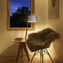 Lampe à poser avec piédestal télescopique sur table d'appoint