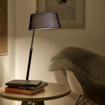 Lampe à poser avec piédestal télescopique allumée sur table d'appoint