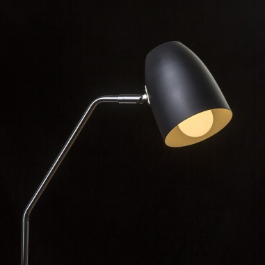 Lampadaire design noir chrome rendu obscurité
