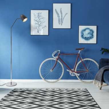 Lampadaire design noir chrome rendu