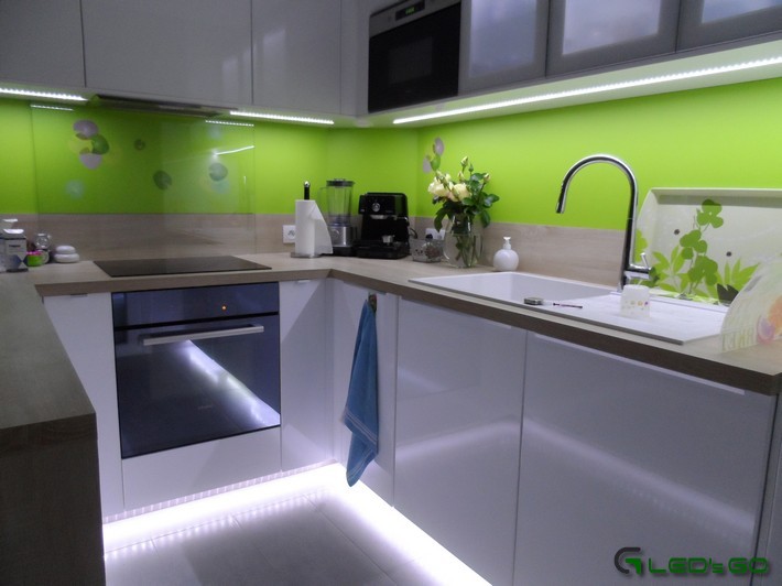 Installer un ruban LED sur des plinthes de cuisine !