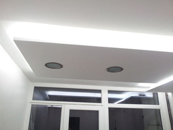 Des rubans de LED placés au dessus d'un ilot central de cuisine.