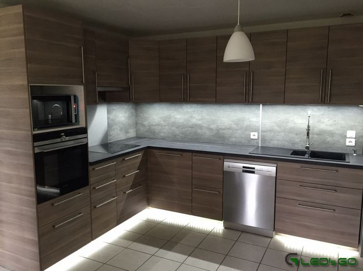 Installer un ruban LED sur des meubles bas de cuisine