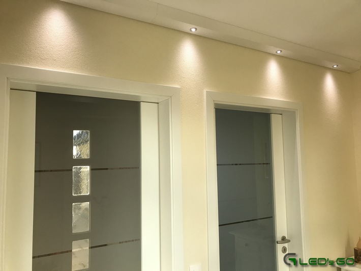 spots LED le long d'un couloir