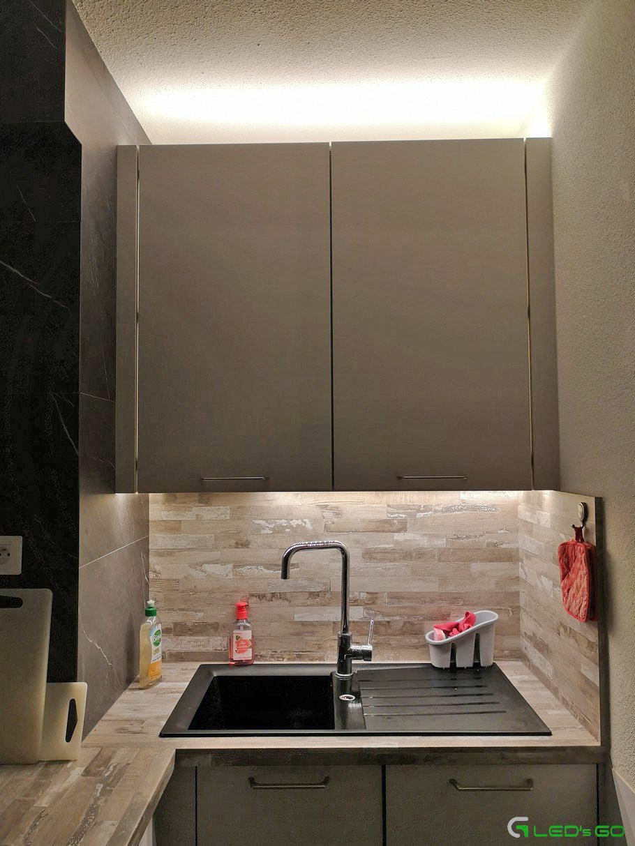 Installer un ruban LED sur des plinthes de cuisine !